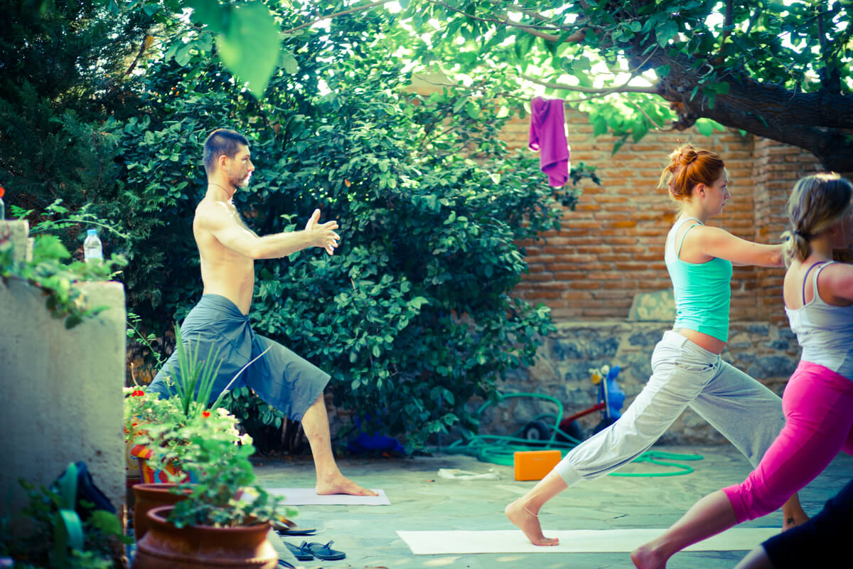 5 Cara Yoga Bantu Anda Kelola Emosi dan Stres Sehari-Hari