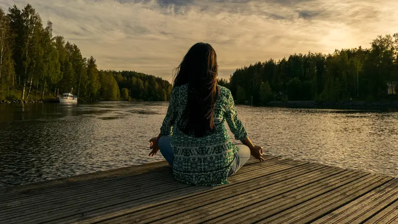Meditasi 10 Menit Sehari, Tips Tetap Tenang di Tengah Kesibukan