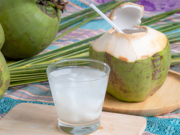 6 Manfaat Minum Air Kelapa Muda untuk Kesehatan Tubuh
