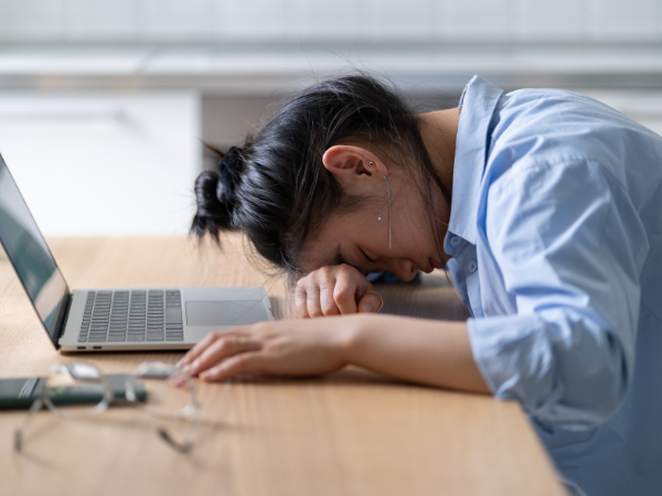 Burnout Vs Stres: Apa Bedanya dan Bagaimana Mengatasinya?