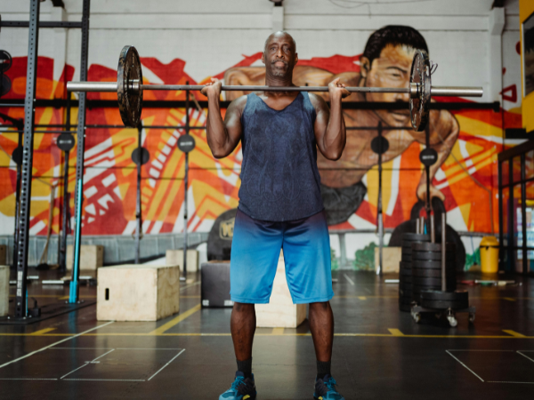Latihan Kekuatan dengan Dumbbell dan Barbell untuk Tingkatkan Massa Otot