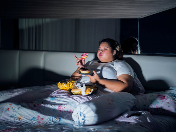 Anda Sering Makan Berlebihan di Malam Hari? Waspadai 6 Dampak Buruk Ini pada Tubuh