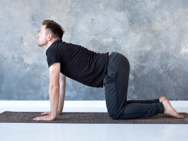 5 Gerakan Yoga Sederhana yang Bisa Dilakukan di Rumah