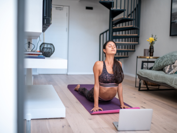 Kenapa Yoga di Rumah Cocok untuk Wanita Modern? Ini Alasannya