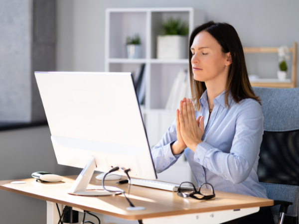 Stres di Kantor? Lakukan Meditasi 3 Menit Ini untuk Bantu Anda Kembali Fokus